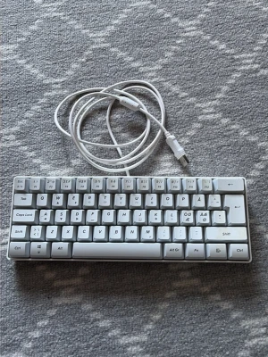 Vit gaming tangentbord  - Säljer ett vitt gaming tangentbord, har rgb och USB. 