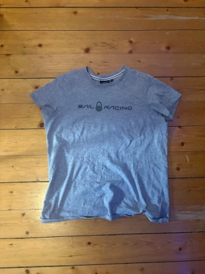 Grå t-shirt från Sail Racing - Inget tryck har gått av från tröjan men använd 5-7 gånger. 