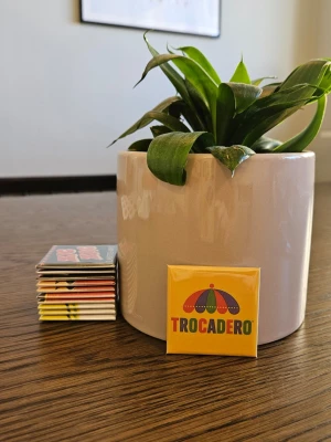 Kylskåpsmagnet Trocadero  - Dimensioner är 50x50mm. Alla magneter är designade och handgjorda av mig. Jag använder en blandning av nytt och begagnat material. Mitt mål är att skicka beställningar inom 24 timmar. Följ mig på Insta: magnet.man  /Magnet man