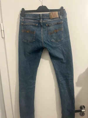 Nudie jeans Skinny Lin - Säljer ett par sjysta nudie jeans i modellen Skinny Lin. Jeansen har inga defekter och ser ut som nya. Hör av er om ni har några frågor😊