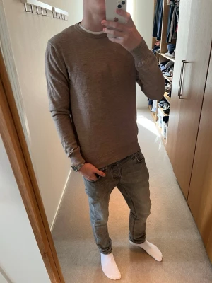 J.lindberg tröja - Tjena, säljer nu denna riktigt feta stickade tröjan från J.lindeberg. Skicket är väldigt bra, skulle säga 9/10. Stoleken är M, killen på bilden är 182 cm. Släng iväg ett dm för frågor! 🙌🍾