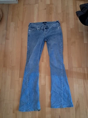 True religion jeans w26 - Säljer min syster gamla true religion jeans då de inte kommer till användning de e trasiga längst ner men går säkert o sy ihop. PRIS GÅR ATT DISKUTERA!