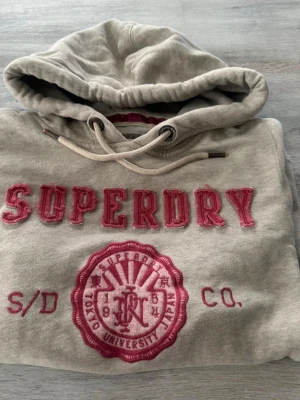 Superdry hoodie vintage - Superfin hoodie i super skick! Skriv till mig vid eventuella frågor jag svarar snabbt!