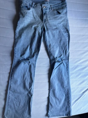 Nelly jeans - Säljer dessa fina nelly jeans då de är för stora för mig. De är storlek 44 men passar 42. Nypris är 700kr