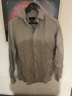 Linneskjorta från Massimo Dutti - Säljer denna linneskjorta från Massimo Dutti. Skjortan är i väldigt fint skick och är i storlek S men sitter lite mer som en M. Hör av er vid funderingar!