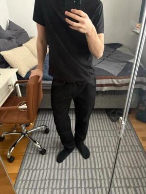 Svarta chinos  - Säljer ett par svarta chinos från Number Homme!  Mått: Benöppning – 19 cm Längd – 103 cm Bredd – 44 cm