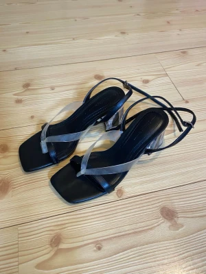 Sandaler med klack - Genomskinlig kilklack 