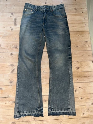 Zara Flared Jeans - Ett par blåa flared jeans från Zara i nyskick, knappt använda. Storlek 38/S. 
