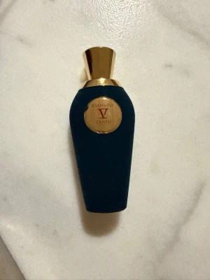 V Canto Cianuro Parfym 100ml Sample 60kr/ml - Lyxig parfym från V Canto i en elegant mörkgrön flaska med sammetslen yta och guldfärgat lock. Doften har fruktiga toppnoter av papaya, passionsfrukt, mango, neroli och ananas, blommiga hjärtnoter av vattenlilja, narciss, liljekonvalj och turkisk ros samt basnoter av patchouli, läder, cashmereträ, ekmossa och sandelträ. 60kr/ml