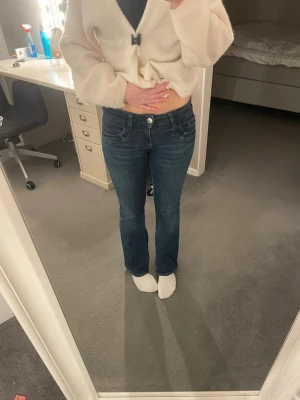 Mörkblå bootcut jeans från Gina Young - Säljer ett par mörkblå bootcut jeans från Gina Young.  Pris går att diskutera💕