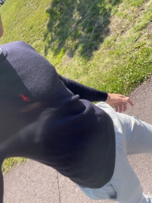 Mörkblå tröja från Ralph Lauren - Snygg mörkblå tröja från Ralph Lauren med den klassiska röda loggan broderad på bröstet. Tröjan har rund halsringning och är tillverkad i ett mjukt, tunt material som sitter tajt mot kroppen. Perfekt för en clean och stilren look. Nypris:1200. 