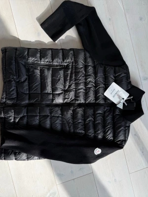 Moncler cardigan -  Säljer denna snygga Moncler cardigan. Den är svart och i storlek M. Priset är inte hugget i sten och det är bara att höra av sig om man har frågor🤝Alla lappar sitter kvar✅