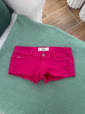 Hollister lågmidjade jeansshorts  - Storlek W26 ~ XS. Rakt över midjemått: 39cm. Skickas inom 24h. Se liknande plagg i min profil! 
