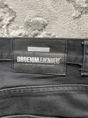Svarta skinny jeans från Dr Denim - Säljer ett par svarta skinny jeans från Dr Denim. Jeansen har klassisk femficksmodell, smal passform och är tillverkade i stretchigt denimtyg för extra komfort. Perfekta för dig som gillar en stilren och modern look.
