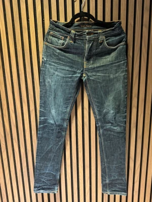 Nudie jeans Grim Tim  - Skicket är otroligt bra förutom ett litet hål i vänster ficka, med fina fades på dom. Dom är i storlek W30 och L32. Kontakta gärna vid frågor🙌