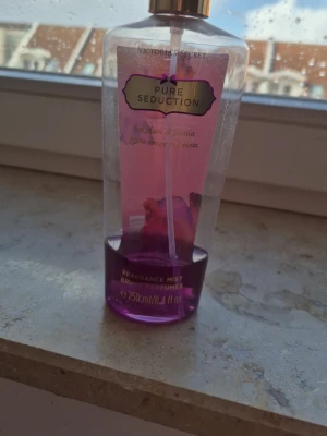 Victoria's Secret Pure Seduction mist - Min favorit parfym från victoria secret! Men säljer då jag har köpt en ny! Väldigt god och vår/somrig doft, perfekt om du ska till skolan, ut på stan eller allmänt människor (doften håller länge), har aldrig fått så mycket komplimanger för en parfym! Fräsch, blommig & somrig! Använt mycket men doftar exakt samma! Säljer för 40 kr då de är lite kvar! 
