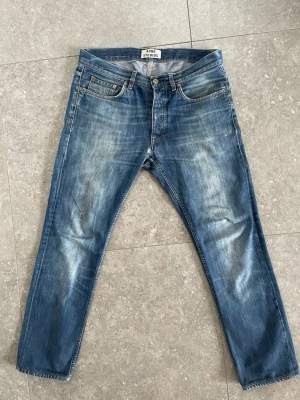 Blå jeans från Acne Studios - Klassiska blå jeans från Acne Studios med rak/slim passform. Jeansen har en riktigt fet tvätt och sitter som 30/32.