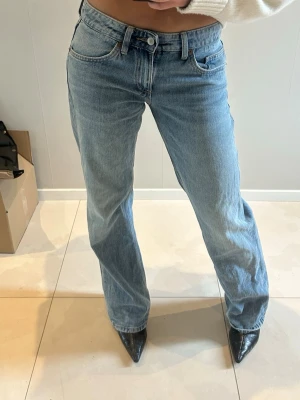 Lowwaist straight jeans från Zara  - Säljer ett par sjukt snygga ljusblå jeans från Zaramed rak passform