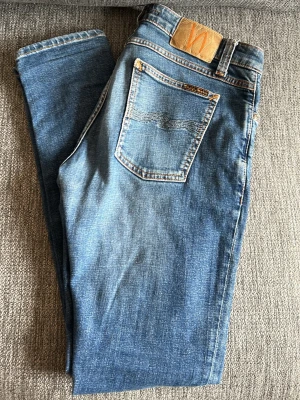 Nudie jeans - Hej och välkommen till liljestrands nu säljer vi ett par nudie jeans i modellen skinny lin snygg fade och slitning storlek 30/30 kom med frågor osv mvh L