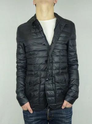 Herno dunjacka  - HERNO DUNJACKA Storlek : IT48 Passform : Passar S/M Användning : Jackan är i ett fint skick men necktagen inuti jackan lite sliten, obs de två knapparna högst upp saknas Nypris : Cirka 6000SEK Modellen på bilden : 182CM och väger 77KG