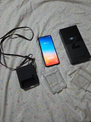 Samsung Galaxy Z Flip3 - Samsung galaxy z flip 3 jätte fin den är som ny men de är svart pris på sidan men man märker inte något av det