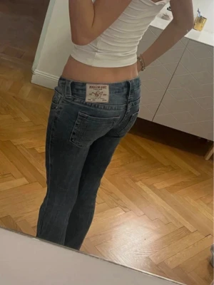 True religion jeans med rosa detaljer  - Snygga true religion jeans med söta rosa detaljer💕 Storlek 26, skulle säga att de passar en xs/s Knappt använda, jättefint skick utom att de är lite slitna längst ner vid hälen på ena benet (se sista bilden)⭐️ De är omsydda på symaskin så att de blir mer lågmidjade och så att de passar i längden på mig som är runt 162, dock är detta inget som syns när de är på!  Midjemått: 37,5 cm rakt över (dock stretchiga)  Grenlängd: ca 16 cm  Innerbenslängd: 74 cm  Total längd: ca 95 cm  Benöppning: ca 24 cm 