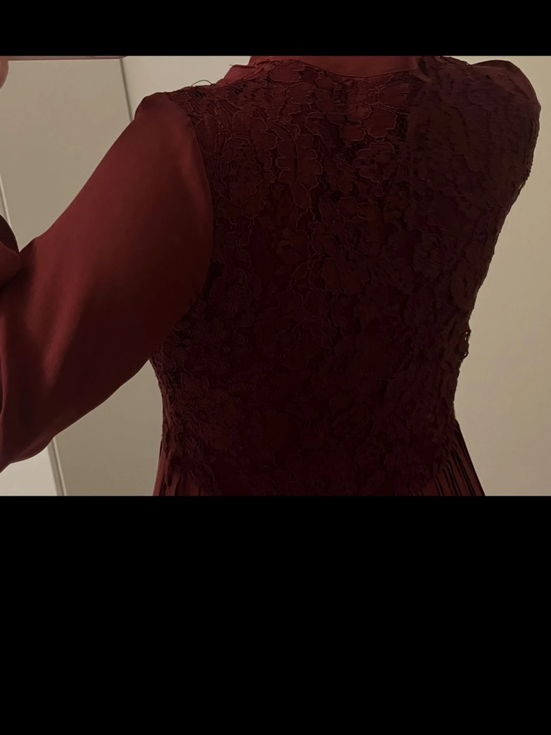 Vinröd långklänning med volangdetaljer - 3