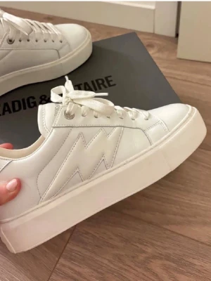 Zadig & Voltaire skor  - Zadig & Voltaire skor i vitt🤩väldigt populära med nypris på cirka 3650kr. Skriv vid funderingar🙌