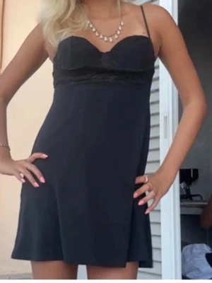 Svart klänning zara  - Säljer denna jättefina klänning från Zara. Den är i jättebra skick och inga defekter, skriv för fler frågor!