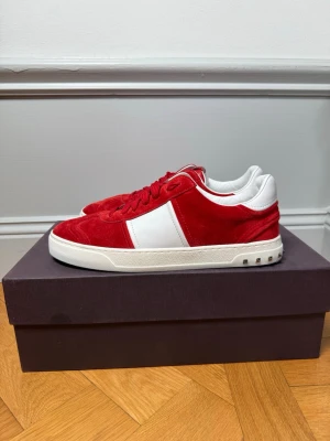 Valentino Flycrew Nya  - Helt nya flycrews endast testade i storlek 40 1/2 men passar även 41. Nypris 7000kr men säljs ej längre i butik 