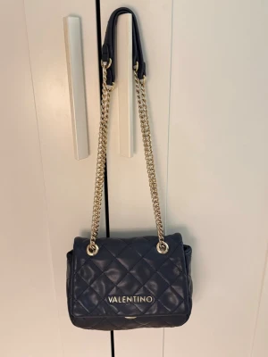 Valentino väska - Mörkblå valentino väska i bra skick