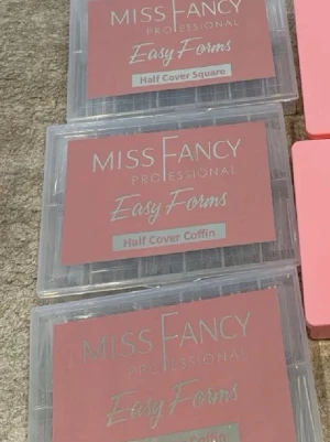 Miss Fancy nageltippar mixade former - Dual forms från missfancy, använt kanske 1-2 ggr. 190 för alla 