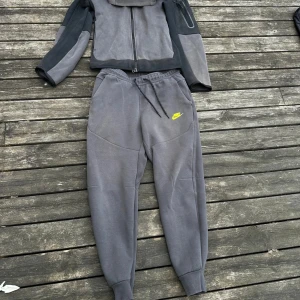 Nike tech fleece  - Tech fleece tracksuit från JD. Säljer eftersom dem kommer inte till användbar Perfekta för dig som gillar uk stilen. Om du har frågor hör dig!!