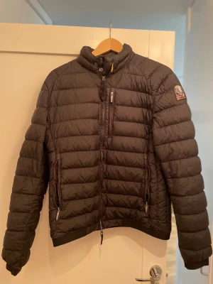 Svart jacka från Parajumpers - Säljer en svart dunjacka från Parajumpers, hög krage och dragkedjor på fickor och bröst. Jackan har klassisk logotyp på ärmen och är perfekt för kalla vinterdagar samt höstdagar. Lätt och smidig att bära, passar till många olika stilar. Storleken är M men passar S också. Pris kan diskuteras 