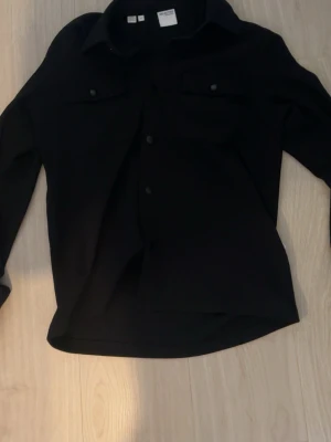 Svart overshirt från Selected Homme - Snygg Overshirt från selected Home, den är i mycket bra skick, skriv om intresse (köp för 800)