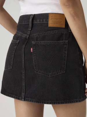 Svart jeanskjol från Levi's - Snygg svart jeanskjol från Levi's. Kjolen är kort, men bekväm. Köpte den förra sommaren och blev knappt använd. Max 5 tillfällen. Köpte för 689kr men säljer för 450 kr. Skriv om du har några frågor. 💕