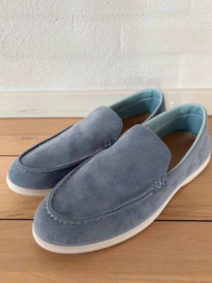 Ljusblå mocka loafers - Säljer desss riktigt snygga mocka loafers då de inte passar. Skick som nytt och storlek 44. Hör gärna av vid fler funderingar!