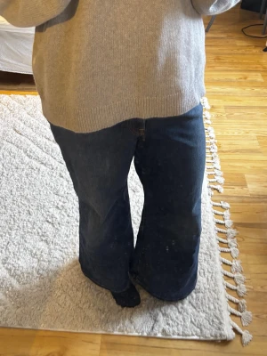 Mörkblå bellbottom jeans - Säljer ett par mörkblå jeans med utsvängda ben och hog midja. Storlek 31. Köptes i USA i sommras och har ev kommit till användning 