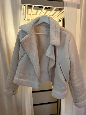 Vit jacka  - Super fin vit jacka från stradivarius 💞