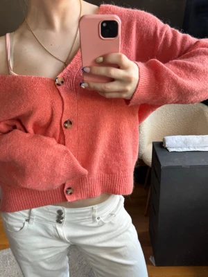 Kofta - Säljer en kofta i korallrosa/aprikos!💗 Priset är diskuterbart vid snabb affär🥰 