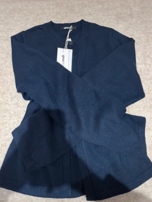 Cardigan - Kan mötas i Sthlm — Stilren mörkblå kofta/blazer med knapp framtill 💙 Ny med prislapp kvar, aldrig använd. Perfekt att bära över topp eller klänning – funkar lika bra till vardag som jobb ✨  Mjuk och skön kvalitet med fin passform. Hör gärna av dig vid frågor 💌