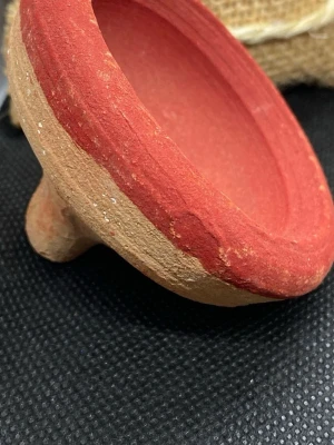 Röd marockansk läppstift  - Unikt fat i rödbrun lera med upphöjd fot. Fatet har en rund form och en bred kant, perfekt som dekoration eller för småsaker. Tillverkat i keramik med en naturlig, rustik känsla och tydliga färgskiftningar mellan rött och brunt.