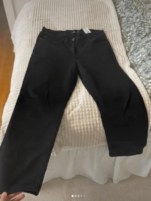 Jeans - Kan mötas upp i Stockholm Snygga högmidjade raka jeans, har lite stretch i materialet, används endast 1 gång, köpta för 500:-