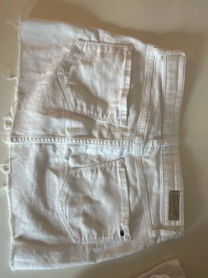 Jeanskjol - Jättefin kort jeanskjol från Tommy Hilfiger i storlek 2 men skulle uppskatta att det är xs