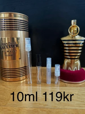 Jean Paul Gaultier le male elixir 10ml - Jean Paul Gaultier Le Male Elixir ✨ En superintensiv, söt och kryddig doft med vanilj och värme. Väldigt maskulin och kraftfull.  En riktig attention-grabber.  ❄️ Passar bäst: höst, vinter  ✨ För dig som vill ha max komplimanger.  🔥 Rekommenderar bundle – 15+ andra exklusiva parfymer finns.  Priser: 2ml – 39kr 3ml – 55kr 5ml – 69kr 10ml – 119kr  💎 1 ml ≈ ca 20st sprays