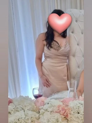 Champagnefärgad långklänning med slits och släp  - Elegant långklänning i champagnefärg med omlott och glittriga stenar vid bysten. Avsmalnande/formande & markerad midja och en slits framtill samt släp. Använd endast en gång. Passar S/M