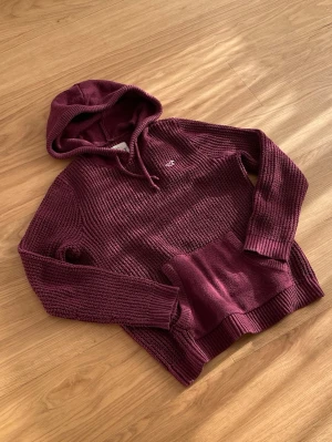 Hollister Hoodie - Säljer en riktig snygg Hollister Hoodie. Denna är efterlyst. Skicket är topp, 10/10. Storlek är S. Priset är 599kr. 