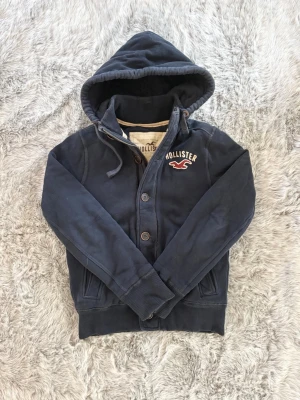 Hollister hoodie - Säljer denna sällsynta och mycket eftertraktade Hollister hoodie | Storlek S | Skick 8/10 | Vid eventuella frågor hör gärna av dig och erbjuder bra pris vid köp av bundle 😁✅