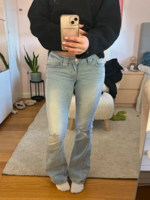 Ljusblå bootcut jeans med slitning - Säljer dessa ljusblå jeans från Gina tricot i storlek 164🩷 