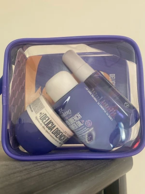 Sol de Janeiro Delicia Drench kit - Säljer ett Sol de Janeiro Delicia Drench kit med duscholja, body butter och spray i reseförpackningar. Produkterna kommer i en genomskinlig necessär med lila detaljer. Den är helt oanvänd. Innehåller 90ml shower oil, 50ml body butter och 30ml perfume mist. 